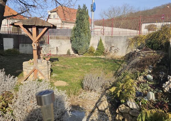 Priestranný rodinný dom s potenciálom dvojgeneračného bývania – Sokolovce pri Piešťanoch