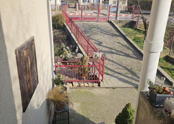 Priestranný rodinný dom s potenciálom dvojgeneračného bývania – Sokolovce pri Piešťanoch