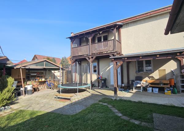 Priestranný rodinný dom s potenciálom dvojgeneračného bývania – Sokolovce pri Piešťanoch