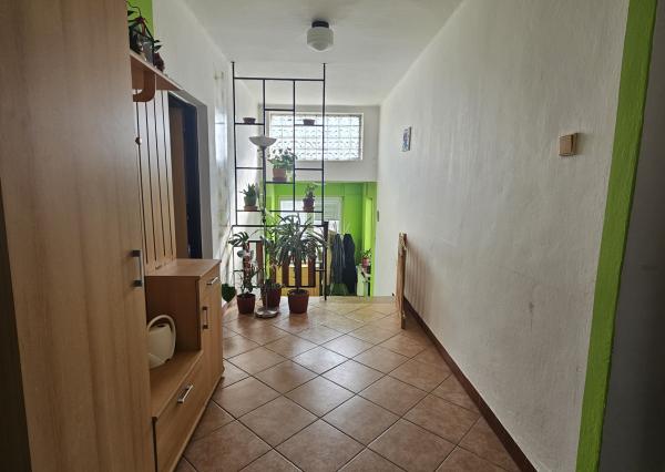 Priestranný rodinný dom s potenciálom dvojgeneračného bývania – Sokolovce pri Piešťanoch