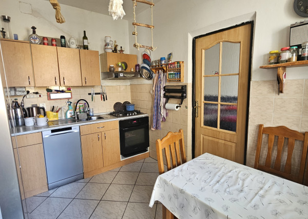 Na predaj 3-izbový byt s garážou  Bratislava – Rača