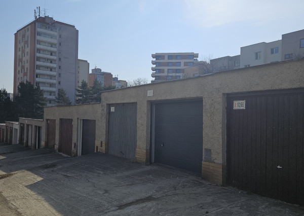 Na predaj 3-izbový byt s garážou  Bratislava – Rača