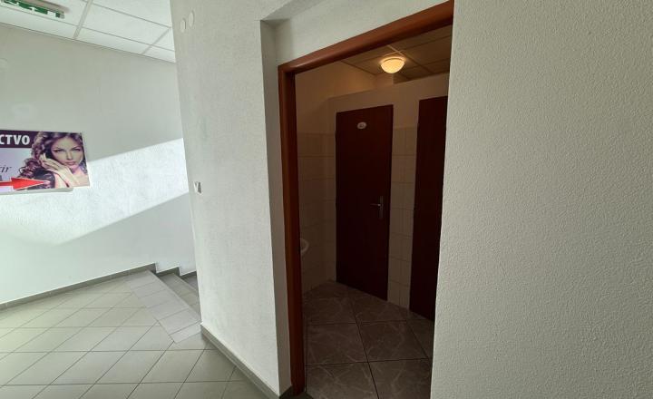 Univerzávny priestor na prenájom pre kanceláriu aj služby v centre mesta – 113 m² - fotografia 6