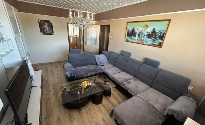 Exkluzívne na predaj priestranný 4-izbový byt s garážou a parkovacím miestom v tichej a príjemnej lokalite Topoľčany - Velušovce za super cenu - fotografia 1