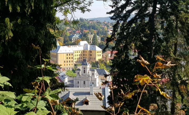 Predám stavebný pozemok na RD v Banskej Štiavnici. - fotografia 10