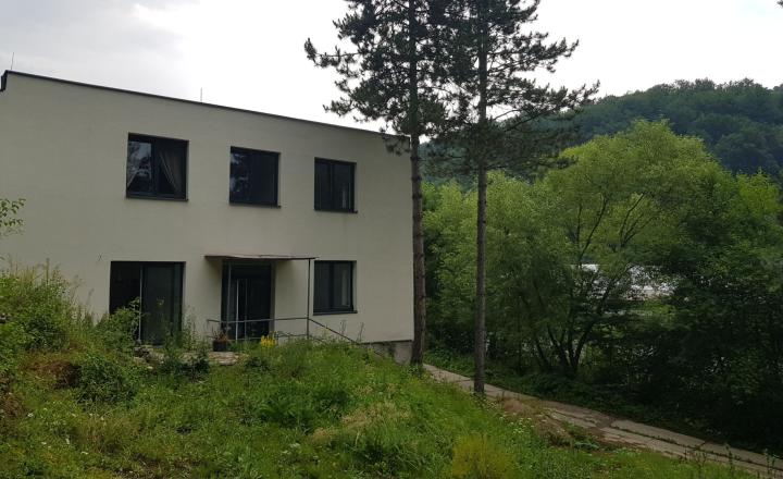 Predám budovu so 7 apartmánmi vo výstavbe vo Vyhniach. - fotografia 2