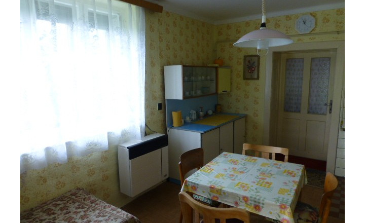 Vidiecky dom s veľkým pozemkom v peknom prostredí. - fotografia 5