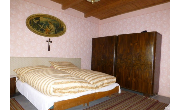 Vidiecky dom s veľkým pozemkom v peknom prostredí. - fotografia 9