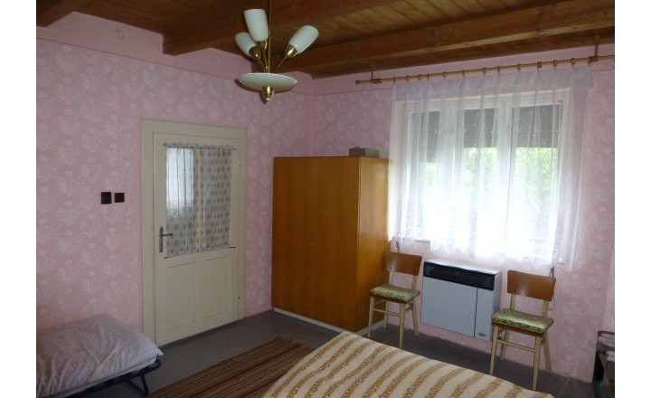Vidiecky dom s veľkým pozemkom v peknom prostredí. - fotografia 12