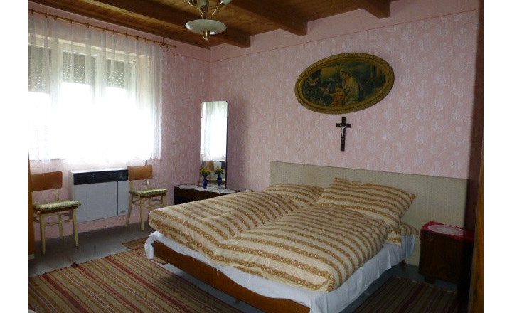 Vidiecky dom s veľkým pozemkom v peknom prostredí. - fotografia 11