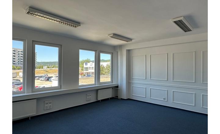 Kancelária s bezplatným parkovaním na prenájom - 36 m2, Rybničná ul. - fotografia 1