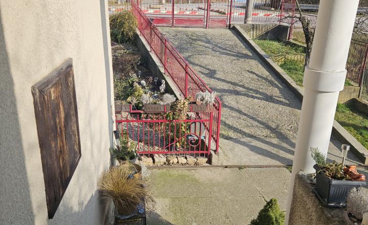 Priestranný rodinný dom s potenciálom dvojgeneračného bývania – Sokolovce pri Piešťanoch - fotografia 3