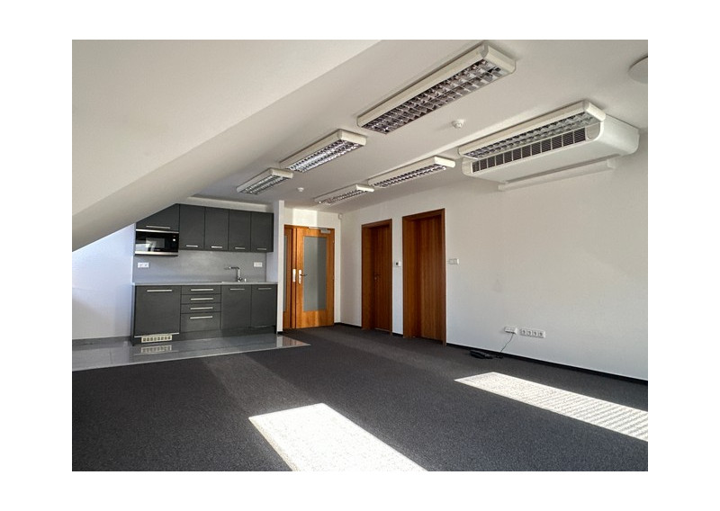 Podkrovné administratívne priestory  – 186,9 m², Miletičova ul.