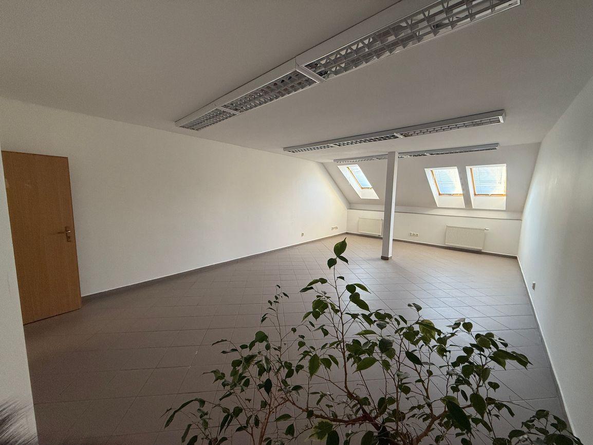 Na prenájom novozrekunštruovaná klimatizovaná kancelária v centre mesta Nitra