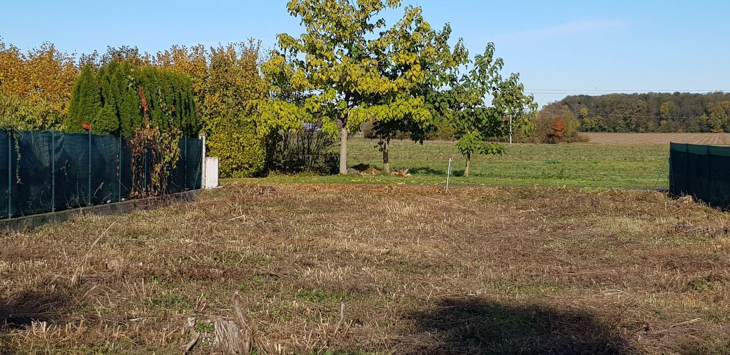 Predám stavebný pozemok v Ivanke pri Nitre 893m2.