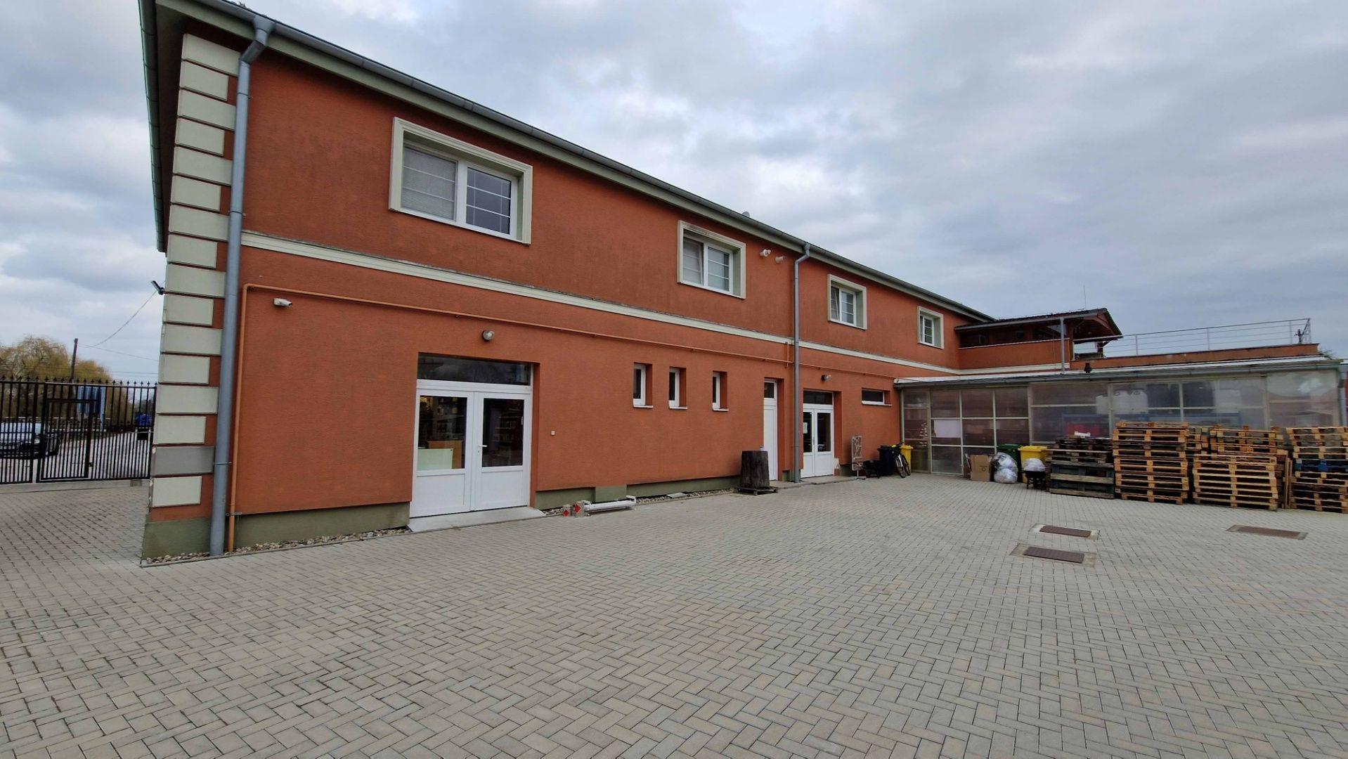 Na predaj veľký polyfunkčný obchodný priestor s rodinným dom a bytovými jednotkami v centre mesta - generujúci zisk