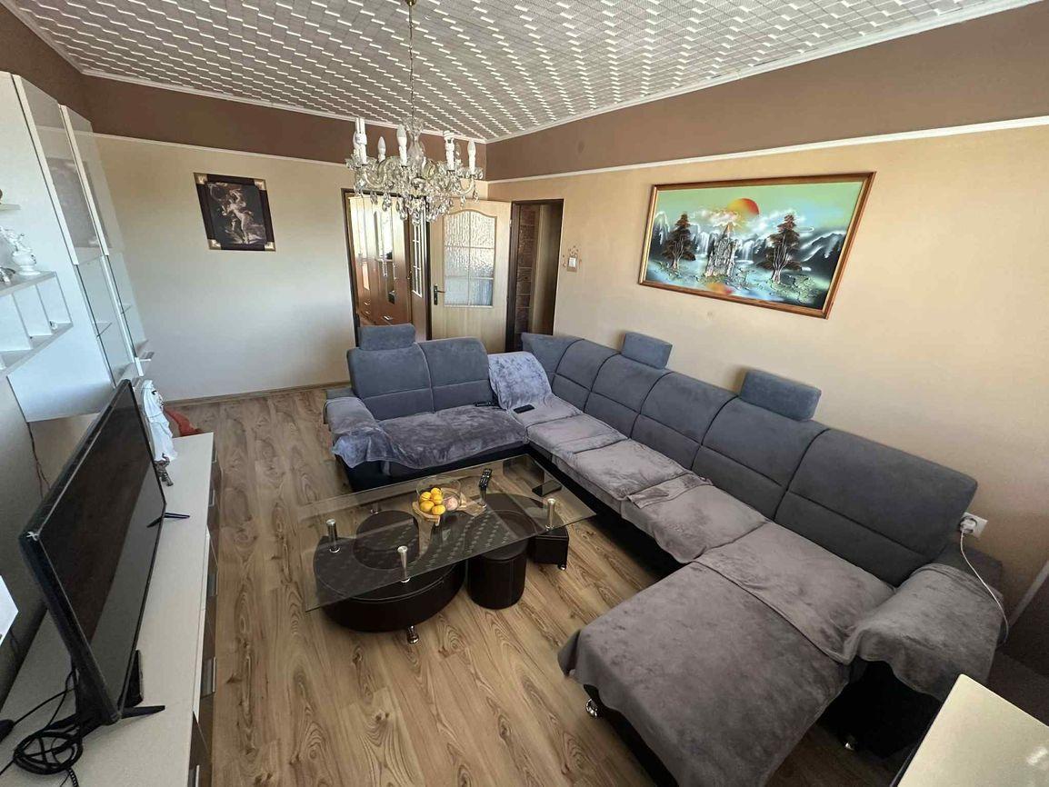 Exkluzívne na predaj priestranný 4-izbový byt s garážou a parkovacím miestom v tichej a príjemnej lokalite Topoľčany - Velušovce za super cenu