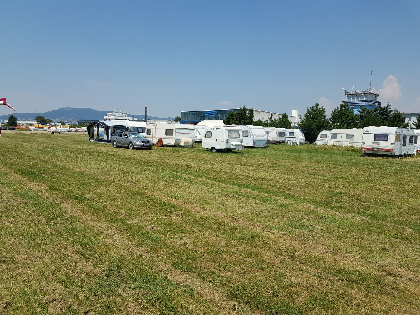 Predám pozemok na nitrianskom letisku v Janíkovciach.