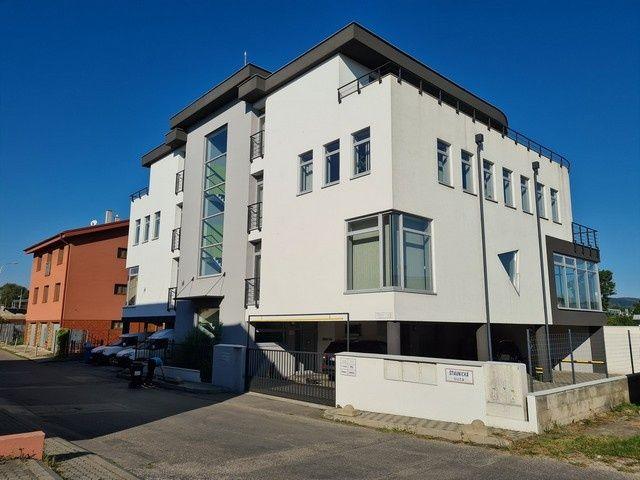 Kancelársky priestor v nízko-podlažnej budove s výťahom na prenájom - 200 m2, Rožňavská ul.