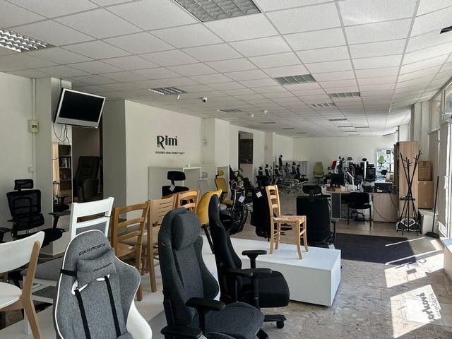 Na prenájom zrekonštruovaný obchodný priestor 342 m2. Možnosť rozdelenia na dve menšie prevádzky (222 m2 a 120 m2).