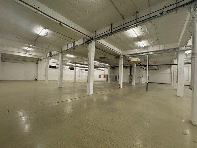 Na prenájom vykurovaný sklad s výmerou 970 m2 so sociálnym zázemím v Rači.