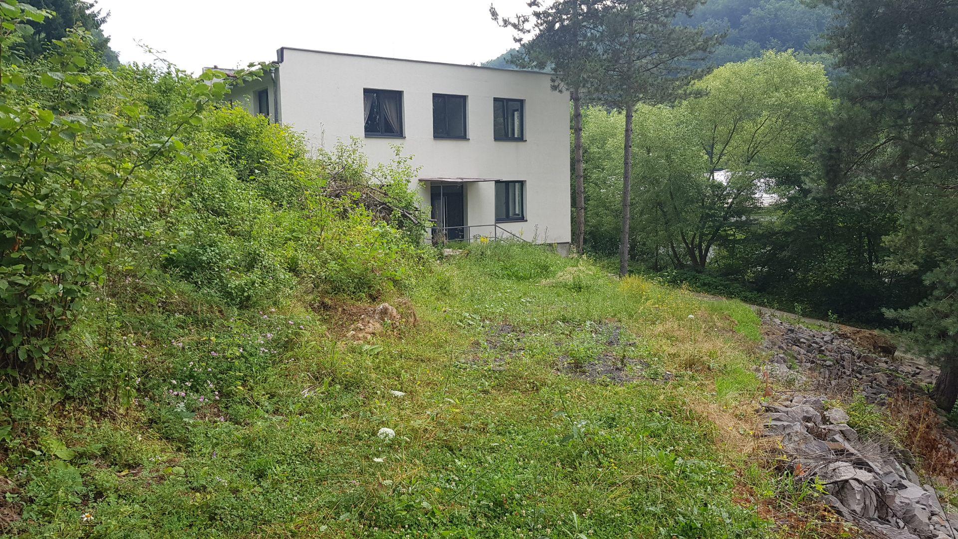 Predám budovu so 7 apartmánmi vo výstavbe vo Vyhniach.