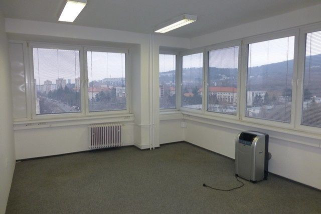 Kancelária s parkovacím miestom zdarma na prenájom - 52,10 m2, Račianska ul.