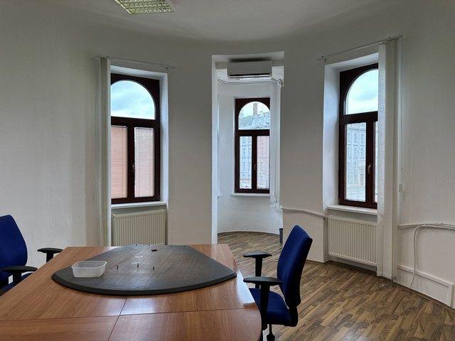 Kancelársky priestor o výmere 107 m2 s vlastným zázemím v centre mesta na Šafárikovom námestí.