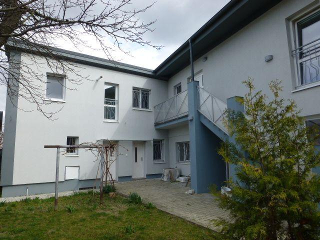 Na prenájom zrekonštruovaný kancelársky priestor o výmere 85 m2 s vlastným vstupom.