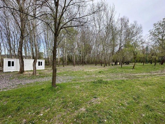 Na prenájom pekný pozemok vhodný pre voľno časové aktivity.