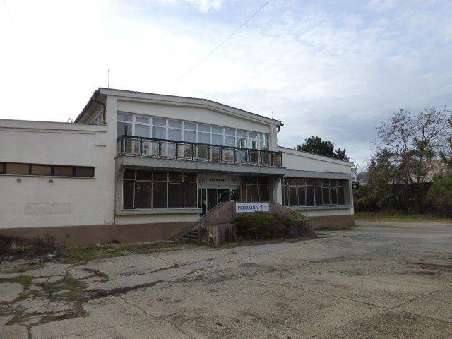 Obchodno-skladový priestor 715 m2 so vstavanou administratívnou časťou.