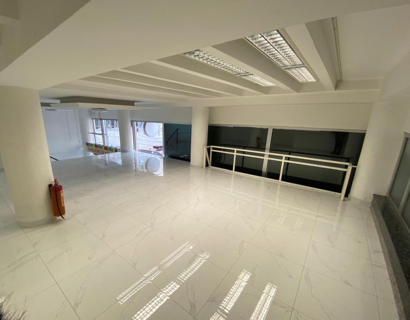 Pekný obchodný priestor /120 m2/ na Štúrovej ul. v budove LUXOR