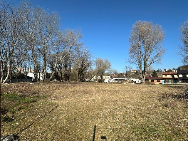 Na predaj stavebný pozemok na výstavbu rodinných domov v Lamači.