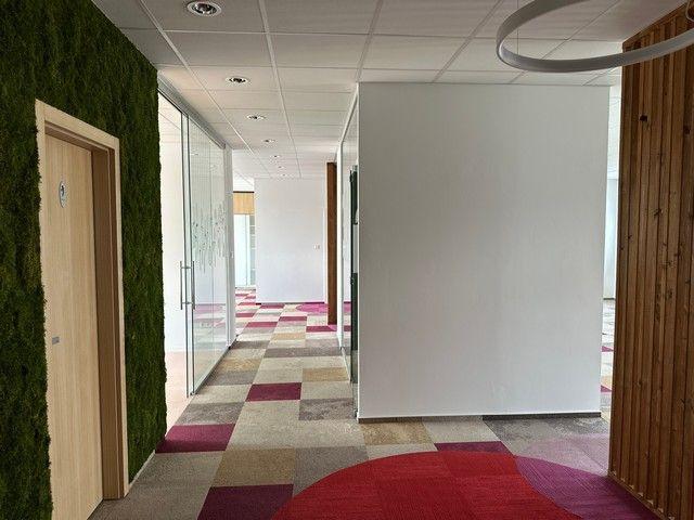 Uzavreté kancelárske celky od 100 m2 v Rači. Možnosť prenájmu skladových priestorov.