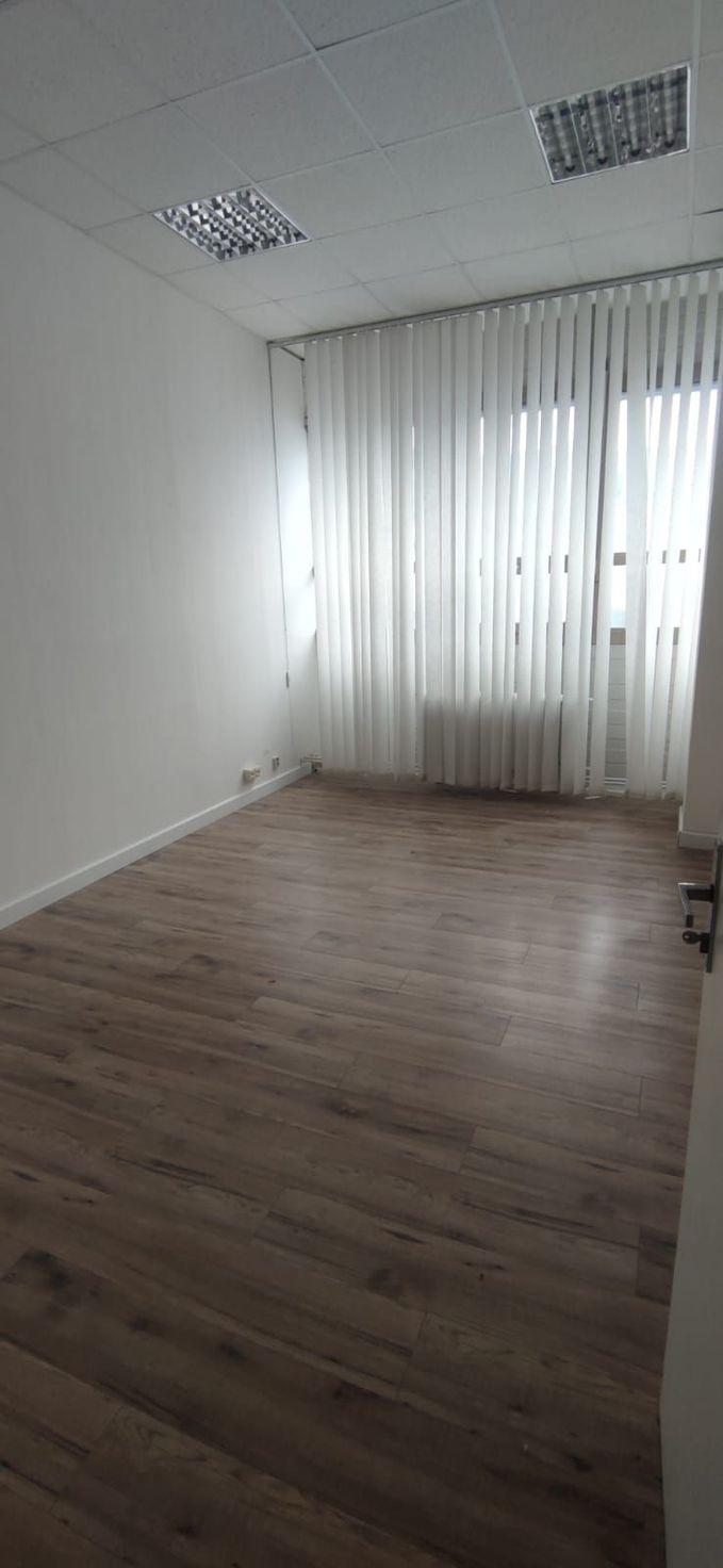 Uzavretý administratívno-obchodný priestor s vysokými stropmi - 53,46 m2, Tomášikova ul.