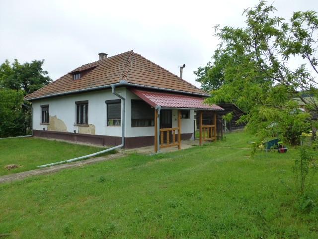 Vidiecky dom s veľkým pozemkom v peknom prostredí.