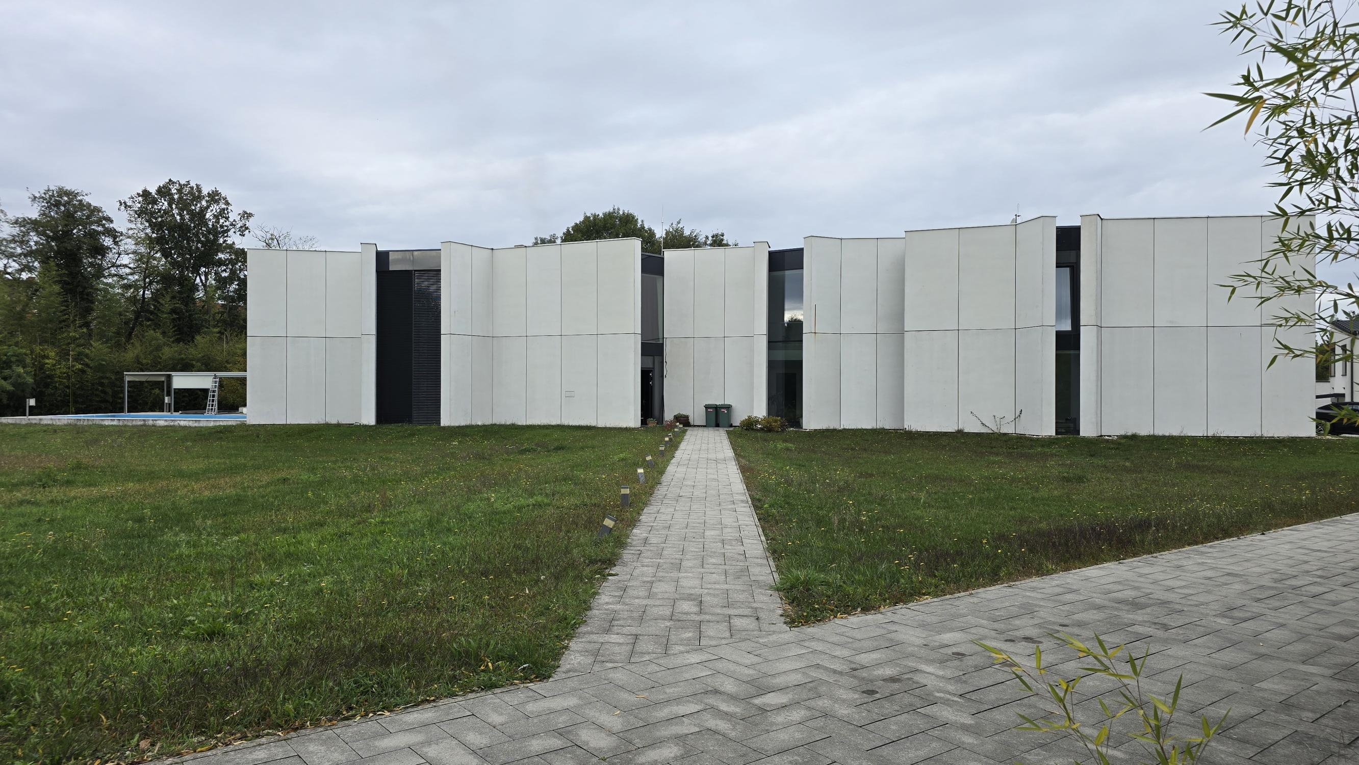 Luxusná dizajnová vila v Lozorne s bazénom a kinom
