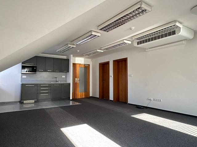 Podkrovné administratívne priestory  – 186,9 m², Miletičova ul.