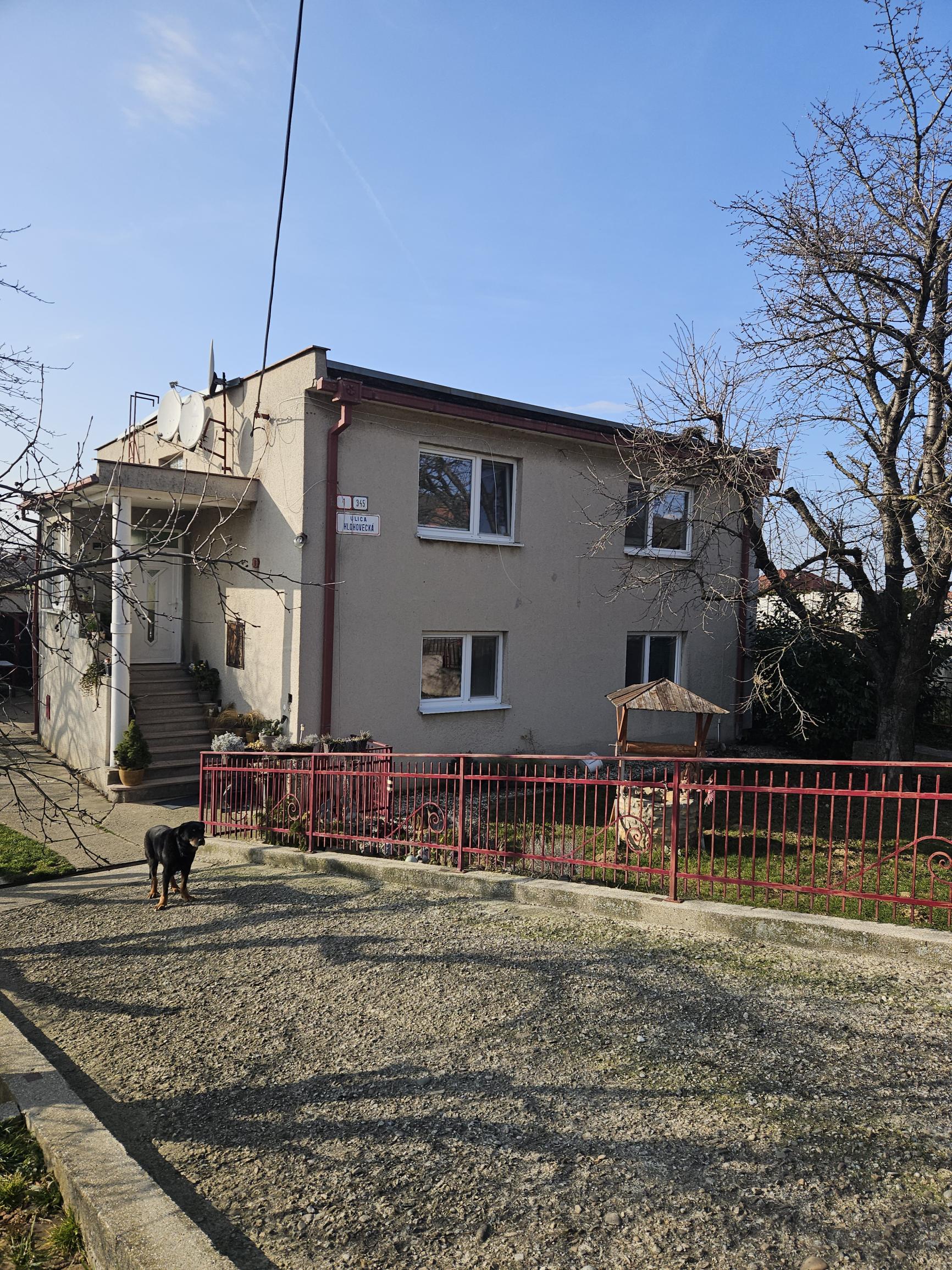 Priestranný rodinný dom s potenciálom dvojgeneračného bývania – Sokolovce pri Piešťanoch