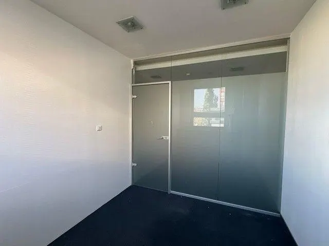 Uzavretý administratívny priestor na prenájom - 297 m2, Košická ul., fotografia 10