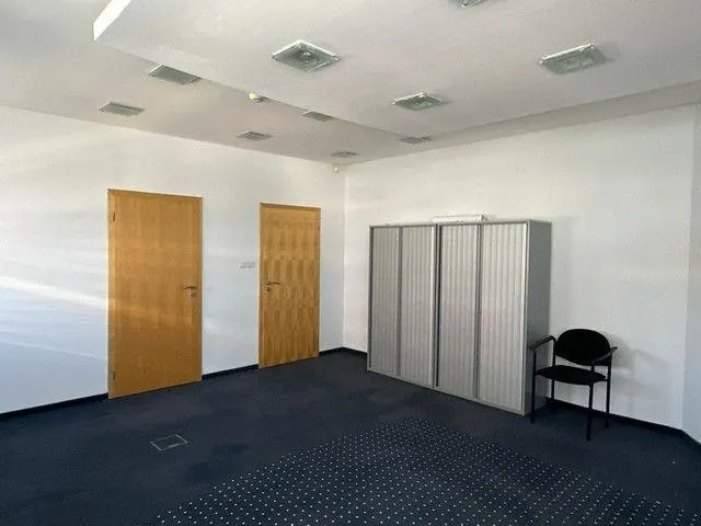 Uzavretý administratívny priestor na prenájom - 297 m2, Košická ul., fotografia 20