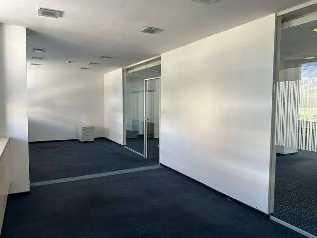 Uzavretý administratívny priestor na prenájom - 297 m2, Košická ul., fotografia 3