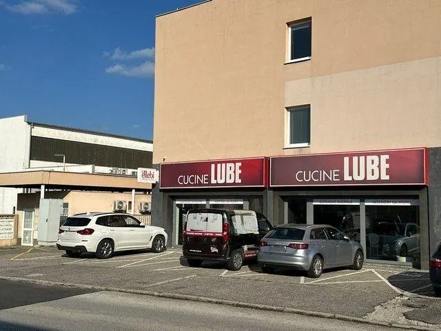 Investičná príležitosť - obchodný priestor s nájomníkom na predaj - 276 m2, Pestovateľská ul., fotografia 3