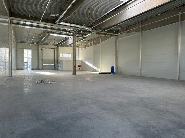 Vykurované obchodno-skladovacie a výstavné priestory na prenájom - od 450 m2, lokalita Bory.