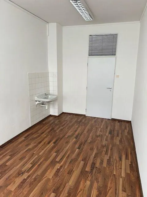 Kancelárske priestory s umývadlom - od 15 m2, Račianska ul., fotografia 3