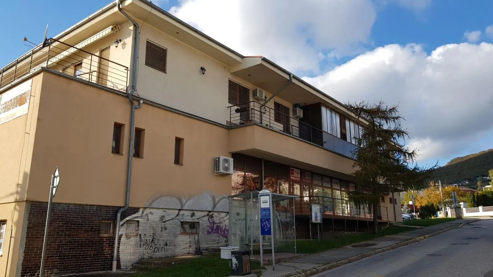 Predám polyfunkčnú budovu - kompletne prenajatú v Nitre.
