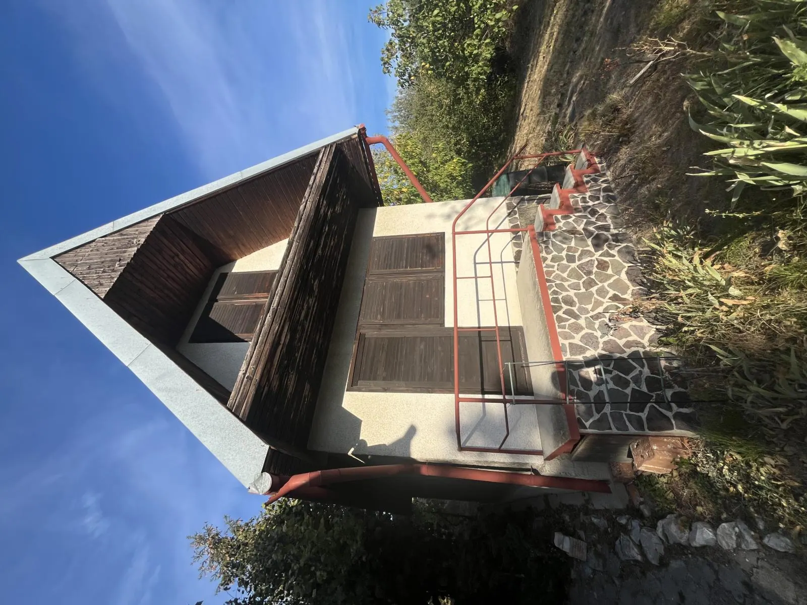 Chatka s veľkým pozemkom 800 m² – Dražovce
